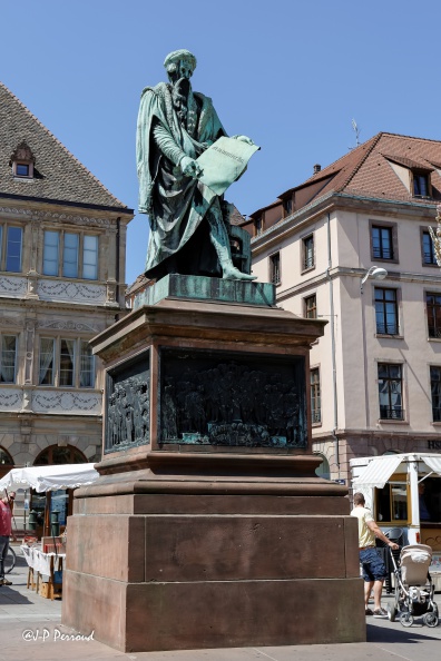 Statue de Gutenberg (Et la lumière fut), Place Gutenberg, Strasbourg, Bas-Rhin (67)
2014-06-24_3577_3
flickr-Papilli-14498937632.jpg