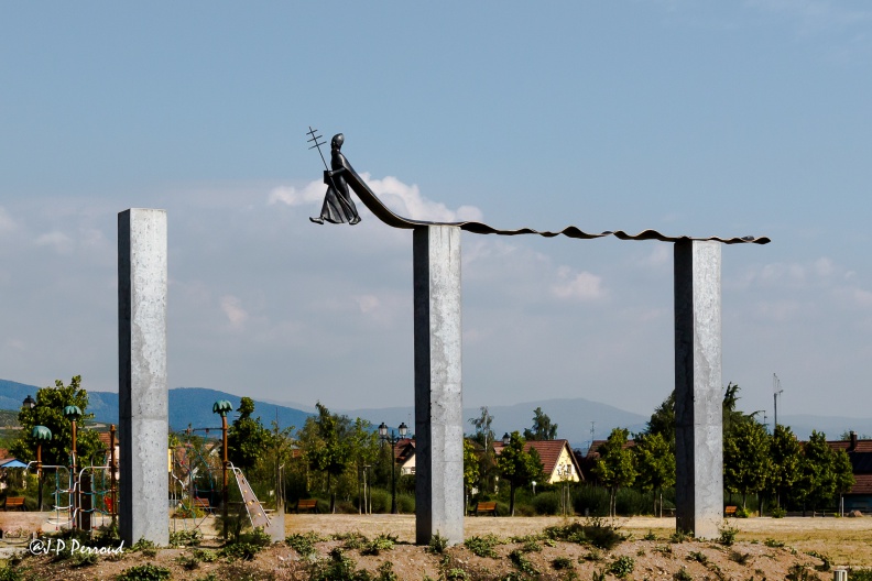 Oeuvre de Jean Luc SCHICKE, sculpteur Alsacien.
Parc du Millénaire d'Eguisheim
2014-06-25_3790_3 flickr-Papilli-14506596932.jpg