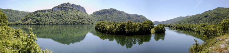 Lac artificiel alimenté par l'Ain et la Bienne.
Départements de l'Ain et du Jura, dans le massif du Jura.
2014-07-03_5138_stitch_3 flickr-Papilli-14395675347.jpg