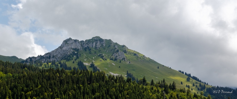 Le Teysachaux est un petit sommet des Préalpes fribourgeoises culminant à 1 909 mètres d'altitude situé près de Paccots dans le canton de Fribourg,
2014-08-05_7032_3 flickr-Papilli-14652394159.jpg