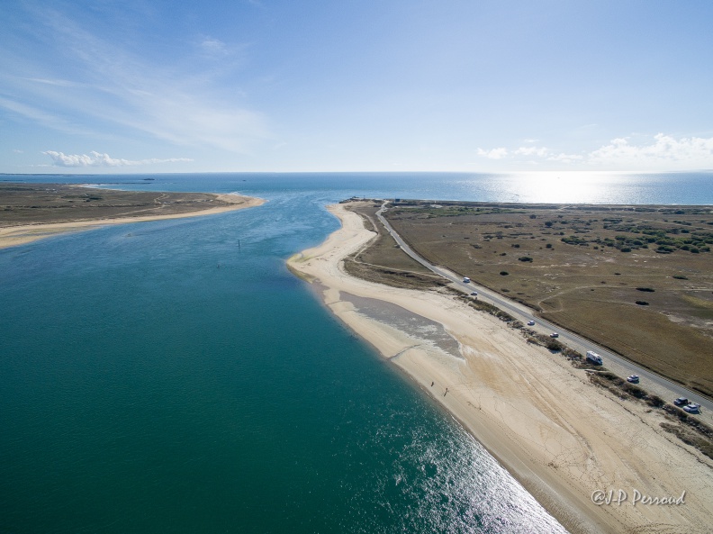 La rivière Etel se jette dans l'Atlantique et forme une barre de sable dangereuse pour les navigateurs, la barre d'Etel,
www.ma-ria.com/content/la-barre-detel
2016-09-23_0399_3 flickr-Papilli-29276394514.jpg