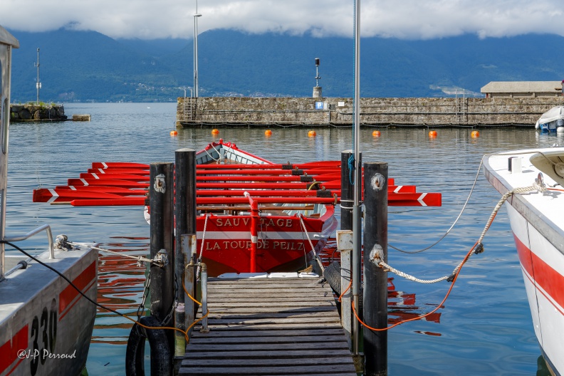 Anciennement utilisés pour les interventions de sauvetage sur le lac Léman, ces canots, aujourd’hui ne sont utilisés que pour des entraînements, des fêtes nautiques et des joutes entre les sociétés du bord du Léman (Vaud, Valais, Genève, Savoie - France).
Des bateaux modernes et bien équipés interviennent sur appel pour les missions de sauvetage.
Les canots à rames de la SISL
2016-06-20_IMG_4489_3
flickr-Papilli-27759111166.jpg