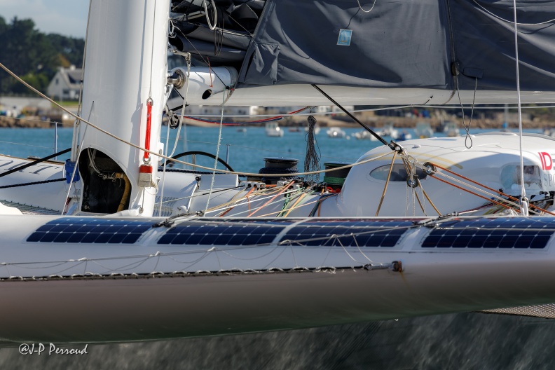 Un Objet Voguant Nouvellement Identifié à la Trinité-sur-Mer.
LE MAXI-TRIMARAN IDEC SPORT. Le trophée Jules Verne se précise pour Francis Joyon.
2015-10-09_5157_3 flickr-Papilli-22058756935.jpg